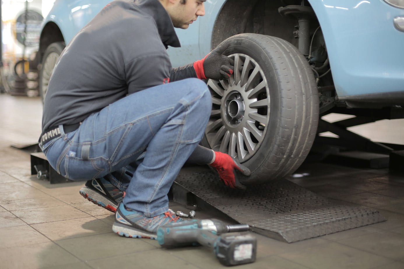 On the Road and Need a Tire Change? Call a Mobile Tire Swap Service in Calgary!